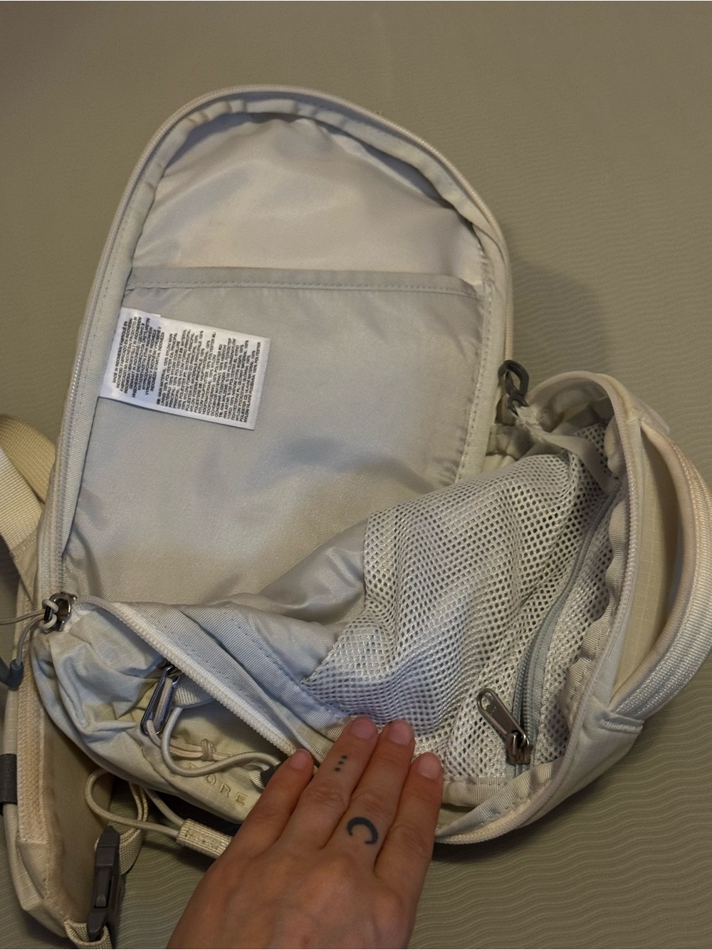 The North Face White Borealis Sling backpack mini - Picture 9 of 10